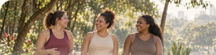 Três amigas caminhando no parque